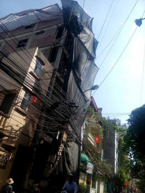 Công trình tại số nhà nhà 45, đường Trung Văn cũng đang được xây dựng lên đến 6 tầng nhưng không bị xử lý (Ảnh Trực Ngôn)