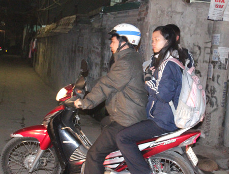 Nhiều bậc phụ huynh phải đón con em mình trở về nhà vào buổi tối muộn Nhiều bậc phụ huynh phải đón con em mình trở về nhà vào buổi tối muộn