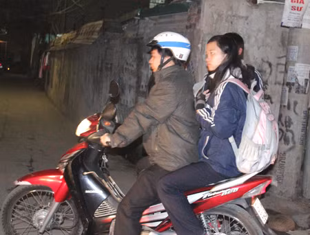 Nhiều bậc phụ huynh phải đón con em mình trở về nhà vào buổi tối muộn