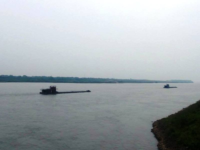 Các tàu chở, hút cát hoạt động không kể ngày giờ để "tận thu khoáng sản" (Ảnh Minh Chí)