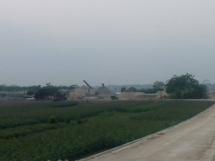 Người dân xã Phương Độ, huyện Phúc Thọ, Hà Nội mong muốn dẹp bỏ hai địa điểm tập kết cát để không ảnh hưởng đến năng suất canh tác của bà con địa phương (Ảnh Minh Chí)