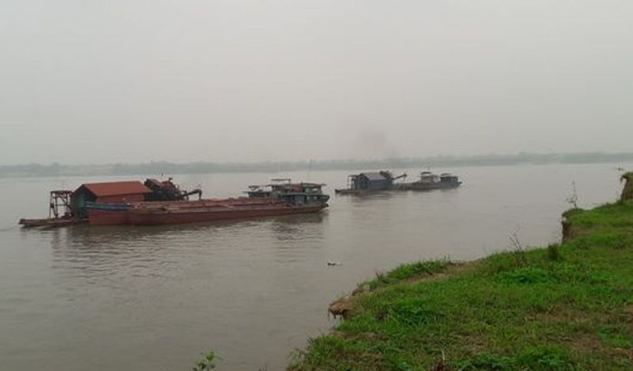 Tình trạng khai thác khoáng sản diễn ra giữa ban ngày nhưng chính quyền "bất lực" (Ảnh nguồn báo Gia Đình Việt Nam)