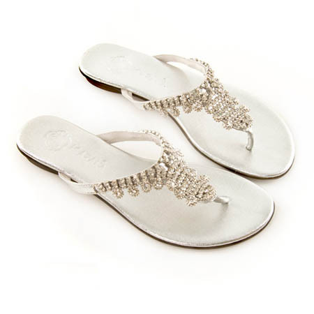 Mùa hè đến, để giữ cho đôi chân thoáng mát mà vẫn điệu đà và nữ tính, những kiểu dép xỏ ngón là phụ kiện không thể thiếu. Quan điểm về dép xỏ ngón quá đơn giản đã sai lầm. Những kiểu dép xỏ ngón bây giờ được thiết kế điệu đà và không kém phần sành điệu như những đôi giày cao gót. Xem thêm: Giày oxford/Sandal đế xuồng/Giày ánh bạc Mùa hè đến, để giữ cho đôi chân thoáng mát mà vẫn điệu đà và nữ tính, những kiểu dép xỏ ngón là phụ kiện không thể thiếu. Quan điểm về dép xỏ ngón quá đơn giản đã sai lầm. Những kiểu dép xỏ ngón bây giờ được thiết kế điệu đà và không kém phần sành điệu như những đôi giày cao gót. Xem thêm: Giày oxford/Sandal đế xuồng/Giày ánh bạc