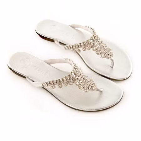 Mùa hè đến, để giữ cho đôi chân thoáng mát mà vẫn điệu đà và nữ tính, những kiểu dép xỏ ngón là phụ kiện không thể thiếu. Quan điểm về dép xỏ ngón quá đơn giản đã sai lầm. Những kiểu dép xỏ ngón bây giờ được thiết kế điệu đà và không kém phần sành điệu như những đôi giày cao gót. Xem thêm: Giày oxford/Sandal đế xuồng/Giày ánh bạc