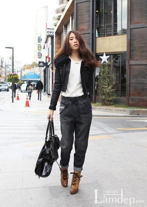 Tha hồ kết hợp với sandal cao gót, sandal bệt, boot, giày thể thao... Chưa có chiếc quần nào lại phong cách mà lại "đa zi năng" như thế này đúng không? Xem thêm: Xu hướng quần ống suông/Xu hướng quần loe