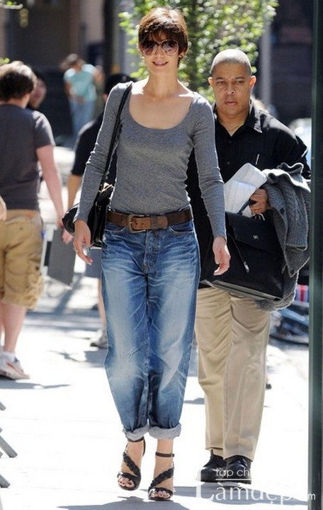 Kết hợp với thắt lưng bản to, và pull đơn sắc, cho bạn phong cách tomboy cá tính. Xem thêm: Xu hướng quần ống suông/Xu hướng quần loe