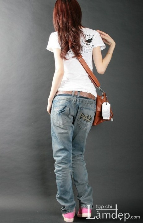 Tại các nước Châu Á, teen rất ưa chuộng baggy jeans. Lý do khiến baggy jeans rất được yêu thích vô cùng dễ hiểu, baggy jeans mang đến một làn gió mới, làm thay đổi dáng quần jeans quen thuộc, có chút gì đó nhàm chán. Xem thêm: Xu hướng quần ống suông/Xu hướng quần loe