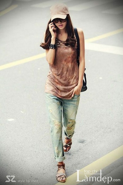 Baggy jeans không kén chọn người mặc, tuy nhiên, chúng "thích" đi cùng với những bạn gái có vóc dáng dong dỏng cao. Xem thêm: Xu hướng quần ống suông/Xu hướng quần loe