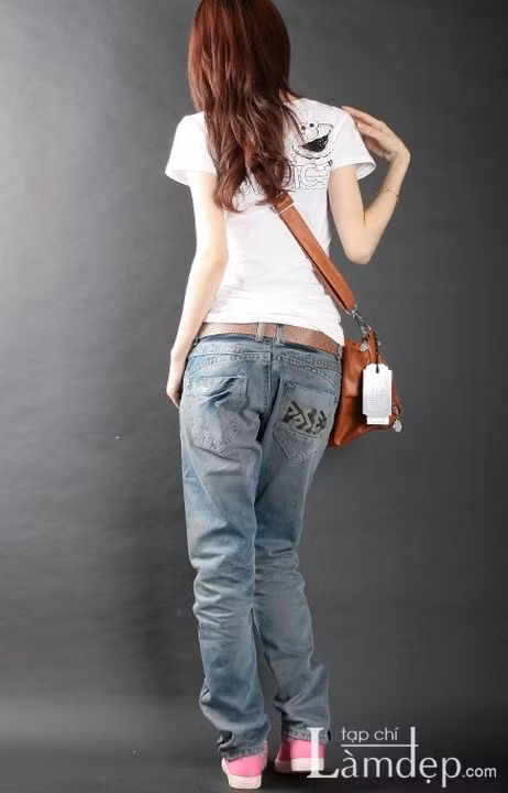 Tại các nước Châu Á, teen rất ưa chuộng baggy jeans. Lý do khiến baggy jeans rất được yêu thích vô cùng dễ hiểu, baggy jeans mang đến một làn gió mới, làm thay đổi dáng quần jeans quen thuộc, có chút gì đó nhàm chán. Xem thêm: Xu hướng quần ống suông/Xu hướng quần loe