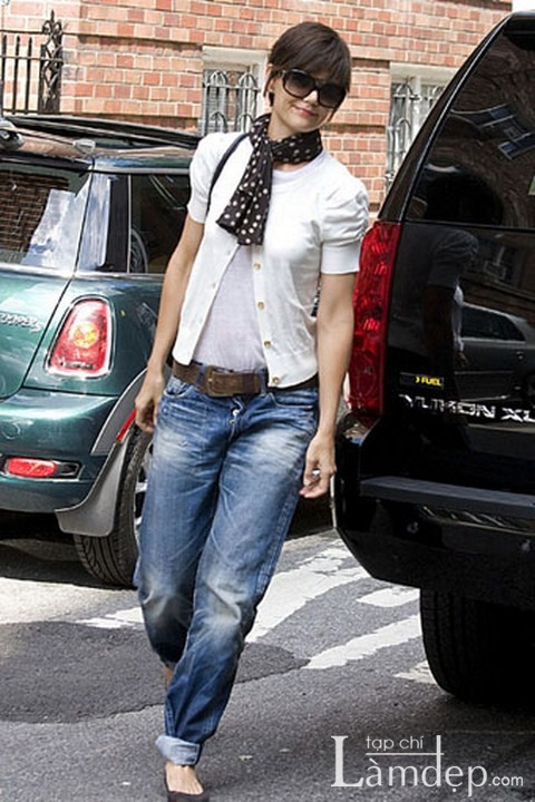 Đi đầu cho trào lưu này là những ngôi sao Hollywood, đặc biệt một tín đồ của phong cách baggy Jeans chính là cô nàng Katie Holmes. Xem thêm: Xu hướng quần ống suông/Xu hướng quần loe
