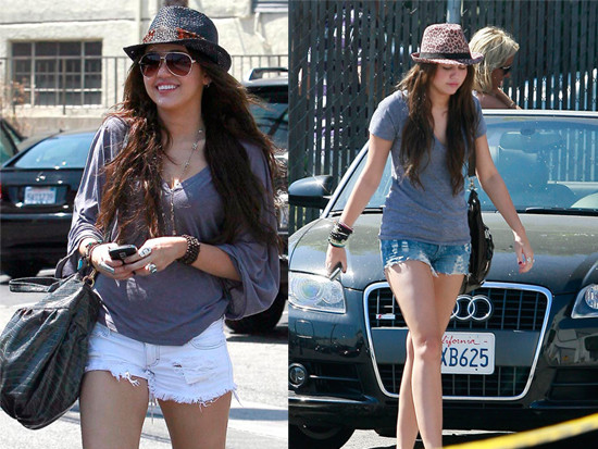 Ngôi sao của "Hannah Montaha" - Miley Cyrus ngày càng trở nên xinh đẹp với những chiếc quần short khoe dáng. Miley sở hữu đôi chân dài và thẳng tắp. Xem thêm: Thời trang sao Hollywood/Thời trang sao Hàn/Thời trang sao Việt/Thời trang sao Hoa ngữ