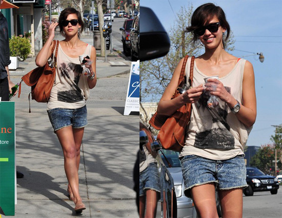 Một Jessica Alba đơn giản, nhẹ nhàng với quần short, một vóc dáng rất tuyệt vẫn giữ đươc sau khi cô sinh con. Xem thêm: Thời trang sao Hollywood/Thời trang sao Hàn/Thời trang sao Việt/Thời trang sao Hoa ngữ