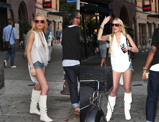 Cô nàng của những vụ kiện tụng, ồn ào về sự xuống dốc kịch liệt của mình - Lindsay Lohan hẳn sẽ tiếc hùi hụi khi xem lại những tấm ảnh một thời mặc quần short của mình khi giờ vóc dáng quá gầy, ốm yếu và thiếu sức sống của cô không còn phù hợp để diện chúng nữa. Xem thêm: Thời trang sao Hollywood/Thời trang sao Hàn/Thời trang sao Việt/Thời trang sao Hoa ngữ