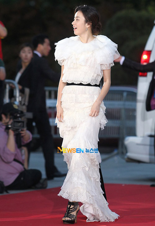 Chiếc đầm ren cầu kỳ của Han Hyo Joo thích hợp để đứng làm dáng hơn là phải di chuyển. Xem thêm: Xu hướng thời trang Xuân - Hè 2012/Phong cách thời trang của Sao Chiếc đầm ren cầu kỳ của Han Hyo Joo thích hợp để đứng làm dáng hơn là phải di chuyển. Xem thêm: Xu hướng thời trang Xuân - Hè 2012/Phong cách thời trang của Sao