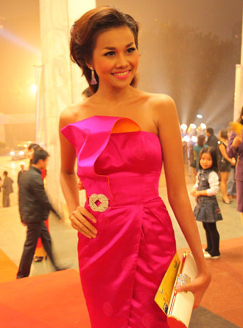 Dù với trang phục nào thì siêu mẫu Thanh Hằng cũng vô cùng sang trọng và đặc biệt cô khoe diễn đường cong mượt mà trong bộ váy hồng khá yêu này. Xem thêm: Sao Hoa ngữ/sao Hàn./sao Hollywood Dù với trang phục nào thì siêu mẫu Thanh Hằng cũng vô cùng sang trọng và đặc biệt cô khoe diễn đường cong mượt mà trong bộ váy hồng khá yêu này. Xem thêm: Sao Hoa ngữ/sao Hàn./sao Hollywood