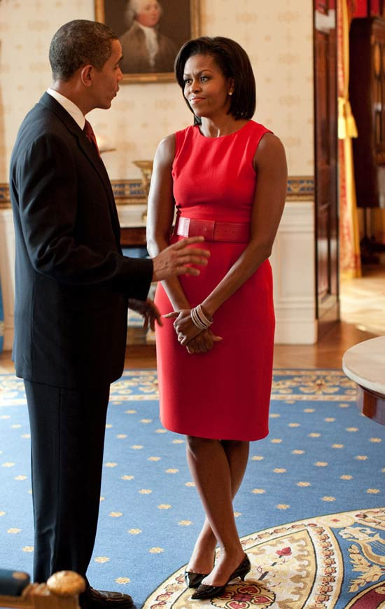 Nhà thiết kế huyền thoại Oscar de la Renta từng thường xuyên đảm nhiệm vai trò tạo mẫu cho các đệ nhất phu nhân nước Mỹ kể từ thời Jackie Kennedy. Và không ngạc nhiên khi con trai nuôi của ông là Moises de la Renta đã tiếp nối sự nghiệp này. Xem thêm: Công nương Kate sang trọng với váy đen /Váy tiền tỷ của Thiên nga đen