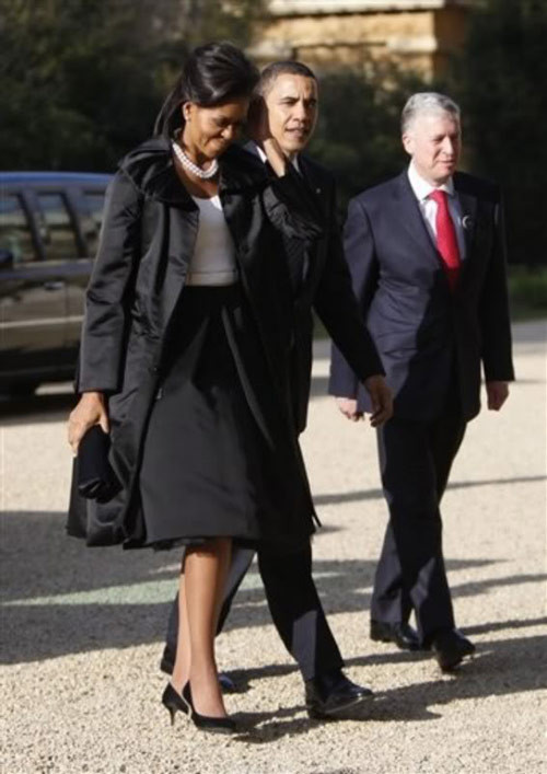 Bà thường xuyên diện các bộ đầm, váy rất thanh lịch, hiện đại. Xem thêm: Công nương Kate sang trọng với váy đen /Váy tiền tỷ của Thiên nga đen