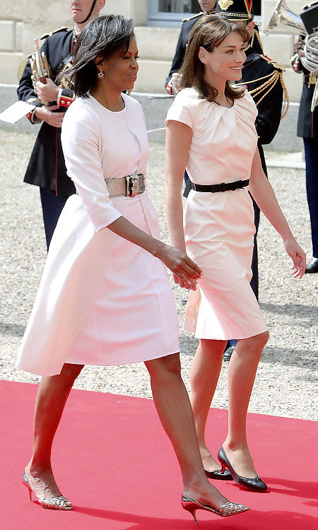 Đệ nhất phu nhân nước Mỹ không hề kém cạnh khi sánh vai với đệ nhất phu nhân nước Pháp Carla Bruni Sarkozy. Michelle Obama mang một vẻ đẹp Mỹ điển hình với chiếc áo khoác của Michael Kos. Xem thêm: Công nương Kate sang trọng với váy đen /Váy tiền tỷ của Thiên nga đen