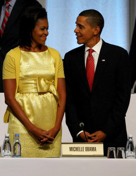 Chiếc váy màu vàng cũng của Michael Kors được bà diện như ám chỉ bà không sợ thử sức với các màu sắc rực rỡ. Quả thực trông bà vẫn rất phong cách và nổi bật. Xem thêm: Công nương Kate sang trọng với váy đen /Váy tiền tỷ của Thiên nga đen