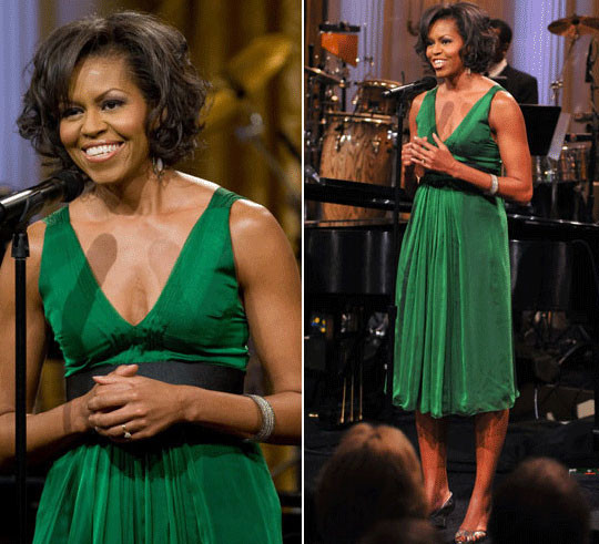 Gu thời trang của bà đã được các nhà phê bình, biên tập viên, thiết kế thời trang chú ý ngay từ những ngày đầu của cuộc chạy đua vào nhà trắng của tổng thống Obama. Bà Michelle Obama trong chiếc váy dài xanh lá cây nổi bật thắt lưng cao. Xem thêm: Công nương Kate sang trọng với váy đen /Váy tiền tỷ của Thiên nga đen