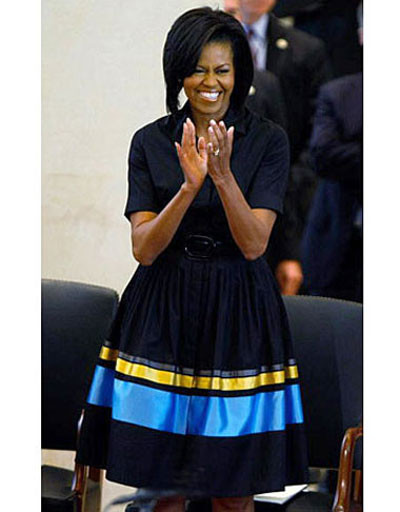 Bà Obama luôn thu hút sự chú ý với những chiếc thắt lưng bà sử dụng. Một chiếc váy xanh thắt eo hiệu Sophie Theallet trong một sự kiện mùa xuân là một sự lựa chọn quá sáng suốt. Xem thêm: Công nương Kate sang trọng với váy đen /Váy tiền tỷ của Thiên nga đen