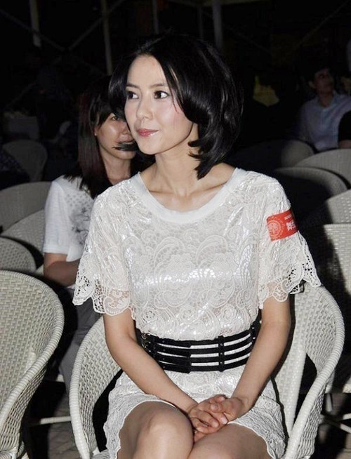 Cao Viên Viên với chiếc đầm ren trắng khá đơn giản nhưng được tạo điểm nhấn nhờ chiếc thắt lưng đen. Xem thêm: Xu hướng thời trang Xuân - Hè 2012/Phong cách thời trang của Sao Cao Viên Viên với chiếc đầm ren trắng khá đơn giản nhưng được tạo điểm nhấn nhờ chiếc thắt lưng đen. Xem thêm: Xu hướng thời trang Xuân - Hè 2012/Phong cách thời trang của Sao