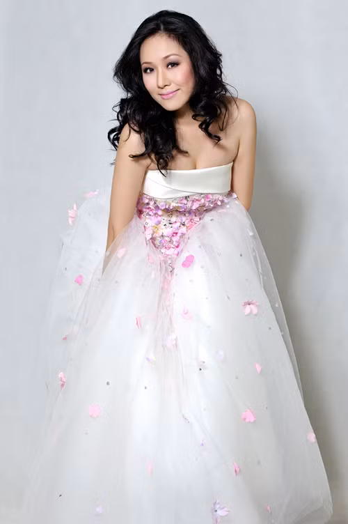 Cùng ngắm cô Hoa hậu tài năng trong bộ ảnh với chiếc váy cưới tuyệt đẹp. Chùm ảnh: Khonggiangame Xem thêm: Hoa hậu Nguyễn Thị Huyền/Hoa hậu Dương Thùy Linh/Hoa hậu Hàn Quốc