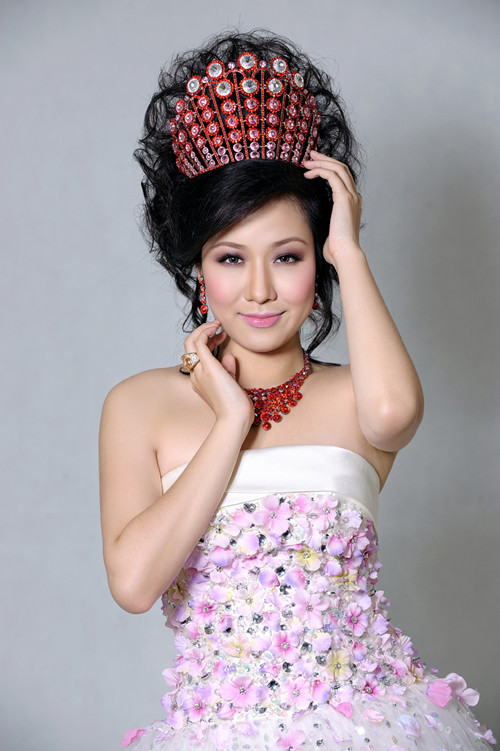 Với tông màu tím nhạt, Ngô Phương Lan đẹp như nàng tiên với nụ cười hiền và thân thiện. Xem thêm: Hoa hậu Nguyễn Thị Huyền/Hoa hậu Dương Thùy Linh/Hoa hậu Hàn Quốc Với tông màu tím nhạt, Ngô Phương Lan đẹp như nàng tiên với nụ cười hiền và thân thiện. Xem thêm: Hoa hậu Nguyễn Thị Huyền/Hoa hậu Dương Thùy Linh/Hoa hậu Hàn Quốc