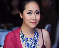 Ngô Phương Lan lộng lẫy trong những bộ đầm dài thướt tha và xinh đẹp dù trang điểm rất nhẹ nhàng. Xem thêm: Hoa hậu Nguyễn Thị Huyền/Hoa hậu Dương Thùy Linh/Hoa hậu Hàn Quốc