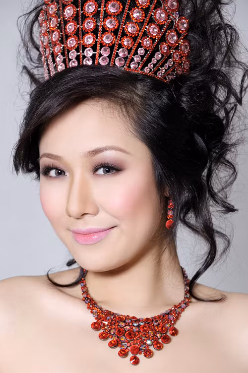 Cận cảnh khuôn mặt xinh đẹp và thông minh của Hoa hậu! Xem thêm: Hoa hậu Nguyễn Thị Huyền/Hoa hậu Dương Thùy Linh/Hoa hậu Hàn Quốc