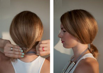 Xõa phần tóc phía trên xuống, chải mượt rồi dùng chun buộc lỏng tay Xõa phần tóc phía trên xuống, chải mượt rồi dùng chun buộc lỏng tay