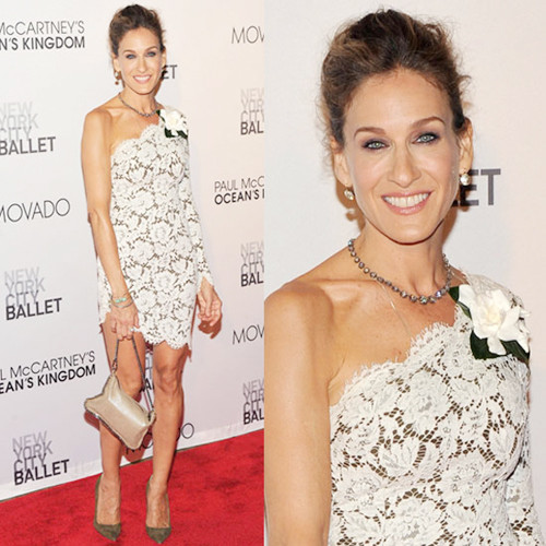 Sarah Jessica Parker với chiếc đầm ren phối cùng phần lót tối màu lạ mắt nhưng cực hấp dẫn. Xem thêm: Xu hướng thời trang Xuân - Hè 2012/Phong cách thời trang của Sao Sarah Jessica Parker với chiếc đầm ren phối cùng phần lót tối màu lạ mắt nhưng cực hấp dẫn. Xem thêm: Xu hướng thời trang Xuân - Hè 2012/Phong cách thời trang của Sao