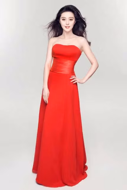 Nàng Hoa đán khoe trọn vẻ đẹp nữ tính của mình trong những chiếc váy tuyệt đẹp. Xem thêm: Phong cách thời trang sao Việt/Phong cách thời trang sao Hàn