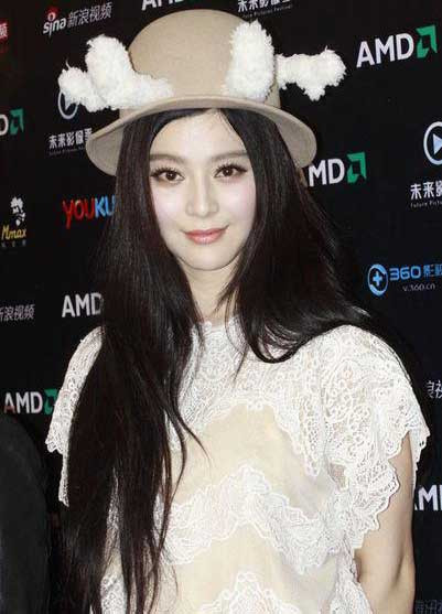 Có khi cô là một cô nàng với phong cách thời trang rất khác lạ từ trang phục tới phụ kiện. Xem thêm: Phong cách thời trang sao Việt/Phong cách thời trang sao Hàn Có khi cô là một cô nàng với phong cách thời trang rất khác lạ từ trang phục tới phụ kiện. Xem thêm: Phong cách thời trang sao Việt/Phong cách thời trang sao Hàn