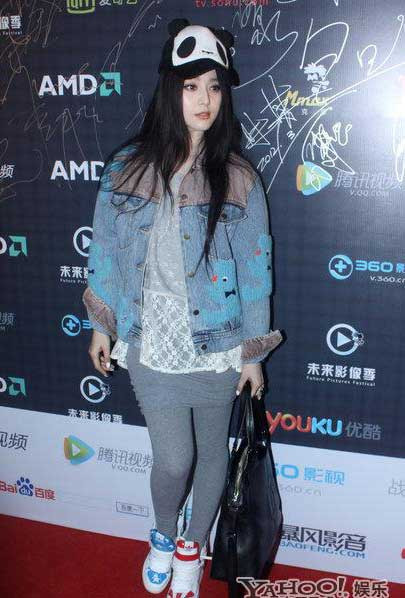 Vẫn khuôn mặt đẹp, nhưng trang phục và phụ kiện làm nên một Phạm Băng Băng khác lạ. Rườm rà và kém phần đẹp mắt là bộ trang phục của cô nàng đang mặc, Xem thêm: Phong cách thời trang sao Việt/Phong cách thời trang sao Hàn Vẫn khuôn mặt đẹp, nhưng trang phục và phụ kiện làm nên một Phạm Băng Băng khác lạ. Rườm rà và kém phần đẹp mắt là bộ trang phục của cô nàng đang mặc, Xem thêm: Phong cách thời trang sao Việt/Phong cách thời trang sao Hàn