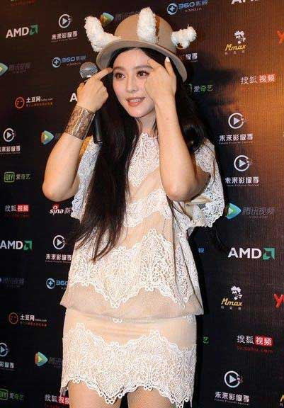 Cô gây ấn tượng khi xuất hiện với một chiếc mũ cá tính và dễ thương. Xem thêm: Phong cách thời trang sao Việt/Phong cách thời trang sao Hàn Cô gây ấn tượng khi xuất hiện với một chiếc mũ cá tính và dễ thương. Xem thêm: Phong cách thời trang sao Việt/Phong cách thời trang sao Hàn