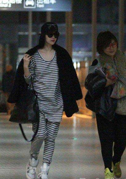 Đời thường, trái với những bộ đầm rực rỡ và thướt tha trên thảm đỏ, mỹ nhân họ Phạm thích phong cách thời trang thoải mái, phủi bụi và khỏe khoắn. Tuy nhiên bộ đồ kẻ sọc ngang này của cô nàng cho chúng ta cảm giác đây là bộ đồng phục trong nhà tù hơn là một bộ thời trang dạo phố của người đẹp nổi tiếng như Phạm Băng Băng. Nhưng dù sao đấy cũng là phong cách thời trang đường phố của cô. Xem thêm: Phong cách thời trang sao Việt/Phong cách thời trang sao Hàn Đời thường, trái với những bộ đầm rực rỡ và thướt tha trên thảm đỏ, mỹ nhân họ Phạm thích phong cách thời trang thoải mái, phủi bụi và khỏe khoắn. Tuy nhiên bộ đồ kẻ sọc ngang này của cô nàng cho chúng ta cảm giác đây là bộ đồng phục trong nhà tù hơn là một bộ thời trang dạo phố của người đẹp nổi tiếng như Phạm Băng Băng. Nhưng dù sao đấy cũng là phong cách thời trang đường phố của cô. Xem thêm: Phong cách thời trang sao Việt/Phong cách thời trang sao Hàn