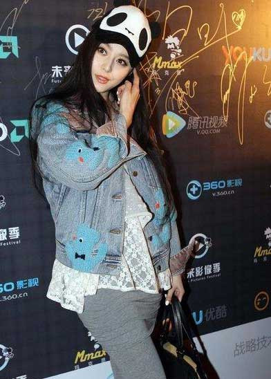 Người hâm mộ lại được một phen bất ngờ khi cô đột nhiên biến đổi phong cách, trở thành một cô nàng ngổ ngáo, trẻ trung. Thậm chí nhiều bộ trang phục đời thường của cô còn bị chê là quá xấu. Xem thêm: Phong cách thời trang sao Việt/Phong cách thời trang sao Hàn Người hâm mộ lại được một phen bất ngờ khi cô đột nhiên biến đổi phong cách, trở thành một cô nàng ngổ ngáo, trẻ trung. Thậm chí nhiều bộ trang phục đời thường của cô còn bị chê là quá xấu. Xem thêm: Phong cách thời trang sao Việt/Phong cách thời trang sao Hàn