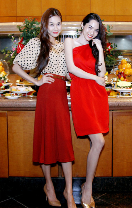 Người đẹp Dương Mỹ Linh (trái)...