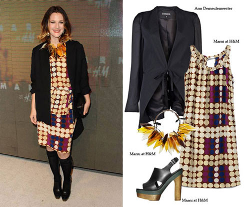 Drew Barrymore năng động cùng váy họa tiết lạ mắt của Marni at H&M. Cô nổi bật hơn với áo vest và phụ kiện cùng tông đen bí ẩn. Xem thêm: Xu hướng thời trang Hè/Xu hướng tóc Hè