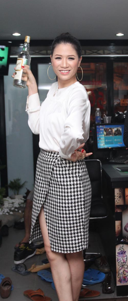 Chiếc váy tuy thanh lịch nhưng có vẻ khá nguy hiểm khi di chuyển bởi đường cắt xẻ chéo đặc biệt và có phần táo bạo.