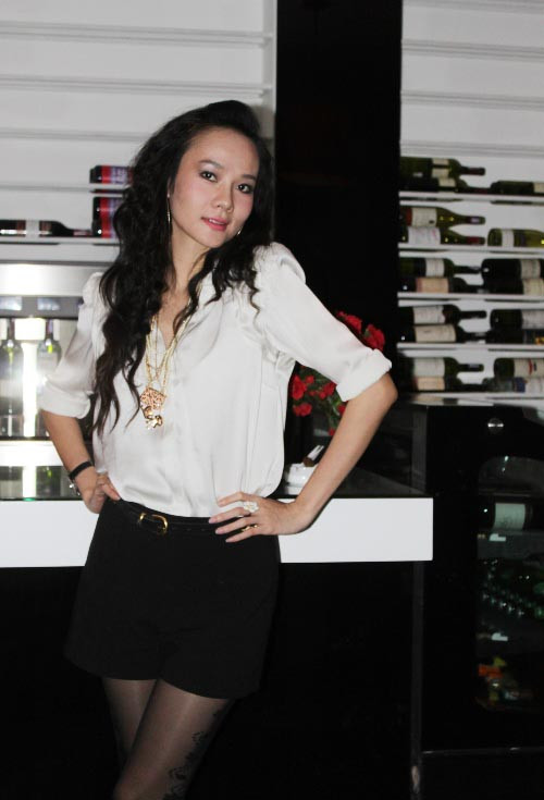 Sự kết hợp đơn giản giữa áo sơ mi trắng và quần sooc đen nhưng rất nổi bật. Xem thêm: Thời trang sao Việt/Thời trang sao Hollywood/Thời trang sao Hoa ngữ/Thời trang sao Hàn