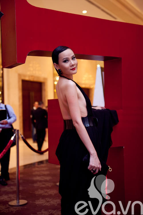 Đen là gam màu chủ đạo của bà mẹ một con này khi xuất hiện trong bất kỳ sự kiện nào trong thời gian gần đây. Kể từ sinh em bé đầu lòng, Dương Yến Ngọc trông mặn mà và đằm thắm hơn hẳn. Xem thêm: Thời trang sao Việt/Thời trang sao Hollywood/Thời trang sao Hoa ngữ/Thời trang sao Hàn