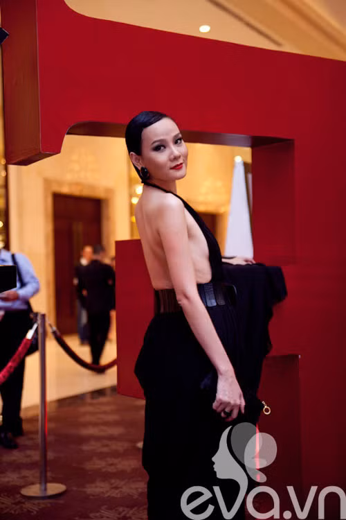 Đen là gam màu chủ đạo của bà mẹ một con này khi xuất hiện trong bất kỳ sự kiện nào trong thời gian gần đây. Kể từ sinh em bé đầu lòng, Dương Yến Ngọc trông mặn mà và đằm thắm hơn hẳn. Xem thêm: Thời trang sao Việt/Thời trang sao Hollywood/Thời trang sao Hoa ngữ/Thời trang sao Hàn Đen là gam màu chủ đạo của bà mẹ một con này khi xuất hiện trong bất kỳ sự kiện nào trong thời gian gần đây. Kể từ sinh em bé đầu lòng, Dương Yến Ngọc trông mặn mà và đằm thắm hơn hẳn. Xem thêm: Thời trang sao Việt/Thời trang sao Hollywood/Thời trang sao Hoa ngữ/Thời trang sao Hàn