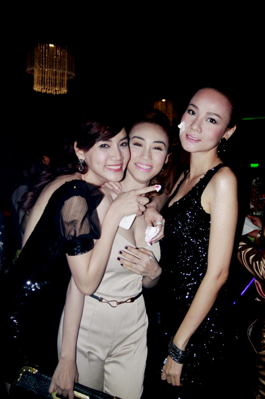 Tuy chọn gam tối nhưng người đẹp không thua kém gì các đàn em khi tự tin tạo dáng. Ảnh: Ngoisao Xem thêm: Thời trang sao Việt/Thời trang sao Hollywood/Thời trang sao Hoa ngữ/Thời trang sao Hàn