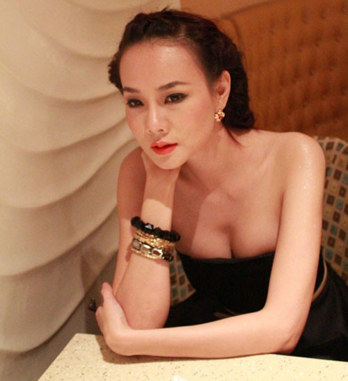 Màu đen cũng là gam màu được rất nhiều người đẹp yêu thích, đặc biệt là với những mỹ nhân sở hữu làn da trắng nõn nà. Chân dài Dương Yến Ngọc là một cô nàng như thế. Xem thêm: Thời trang sao Việt/Thời trang sao Hollywood/Thời trang sao Hoa ngữ/Thời trang sao Hàn