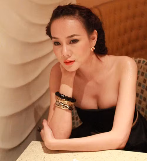 Màu đen cũng là gam màu được rất nhiều người đẹp yêu thích, đặc biệt là với những mỹ nhân sở hữu làn da trắng nõn nà. Chân dài Dương Yến Ngọc là một cô nàng như thế. Xem thêm: Thời trang sao Việt/Thời trang sao Hollywood/Thời trang sao Hoa ngữ/Thời trang sao Hàn Màu đen cũng là gam màu được rất nhiều người đẹp yêu thích, đặc biệt là với những mỹ nhân sở hữu làn da trắng nõn nà. Chân dài Dương Yến Ngọc là một cô nàng như thế. Xem thêm: Thời trang sao Việt/Thời trang sao Hollywood/Thời trang sao Hoa ngữ/Thời trang sao Hàn