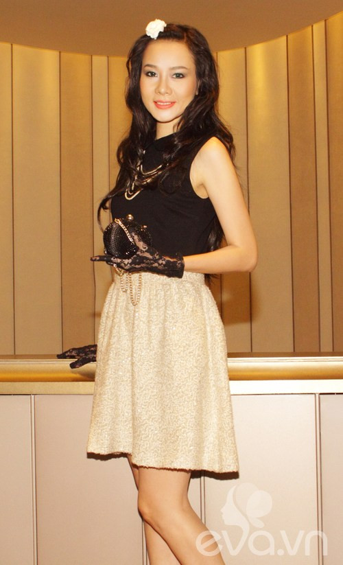 Nhưng đôi khi người ta cũng bắt gặp cô với diện mạo thích ‘cưa sừng làm nghé’. Xem thêm: Thời trang sao Việt/Thời trang sao Hollywood/Thời trang sao Hoa ngữ/Thời trang sao Hàn