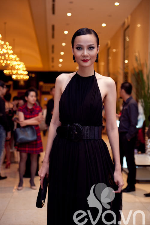 Phong cách thời trang của cô cũng có phần tươi mới hơn với những bộ cánh hợp mốt rất tôn dáng vóc. Đặc biệt, ở lứa tuổi băm, cô lựa chọn cho mình một hình ảnh thật sang trọng với các trang phục chủ yếu mang tông màu đen bí ẩn, vừa tôn lên làn da lại vừa tạo nét đẹp cổ điển rất huyền bí.