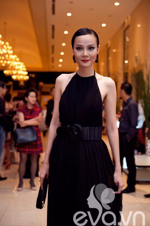 Phong cách thời trang của cô cũng có phần tươi mới hơn với những bộ cánh hợp mốt rất tôn dáng vóc. Đặc biệt, ở lứa tuổi băm, cô lựa chọn cho mình một hình ảnh thật sang trọng với các trang phục chủ yếu mang tông màu đen bí ẩn, vừa tôn lên làn da lại vừa tạo nét đẹp cổ điển rất huyền bí. Phong cách thời trang của cô cũng có phần tươi mới hơn với những bộ cánh hợp mốt rất tôn dáng vóc. Đặc biệt, ở lứa tuổi băm, cô lựa chọn cho mình một hình ảnh thật sang trọng với các trang phục chủ yếu mang tông màu đen bí ẩn, vừa tôn lên làn da lại vừa tạo nét đẹp cổ điển rất huyền bí.